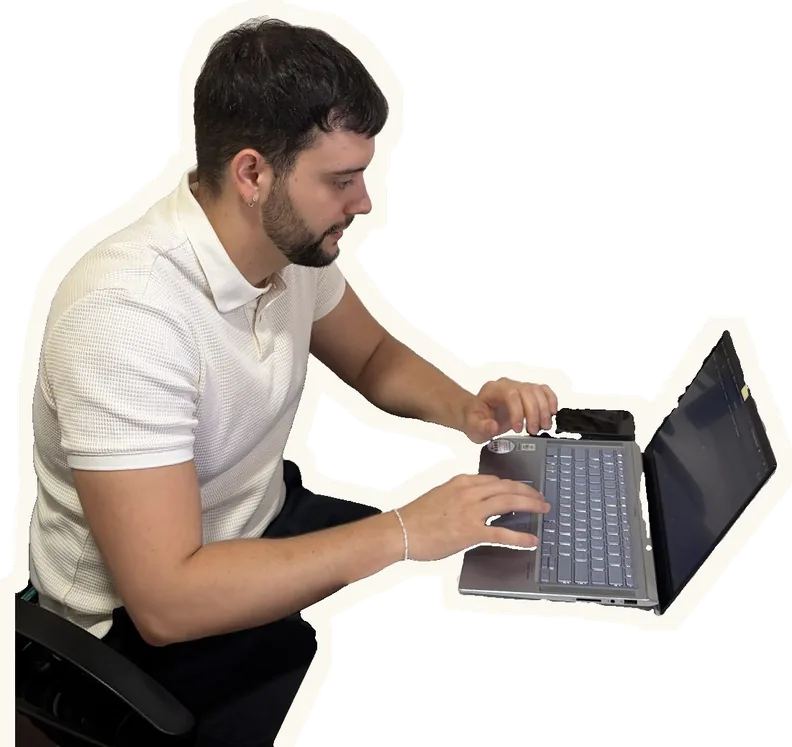 Ricardo trabajando en el portátil